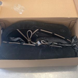 Men’s UGG Olsen Slippers. Black, size 9. NWT.